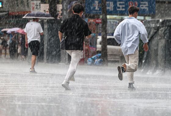 서울 36도 '괴물폭염' 계속…인천·경북·제주 소나기 (종합)