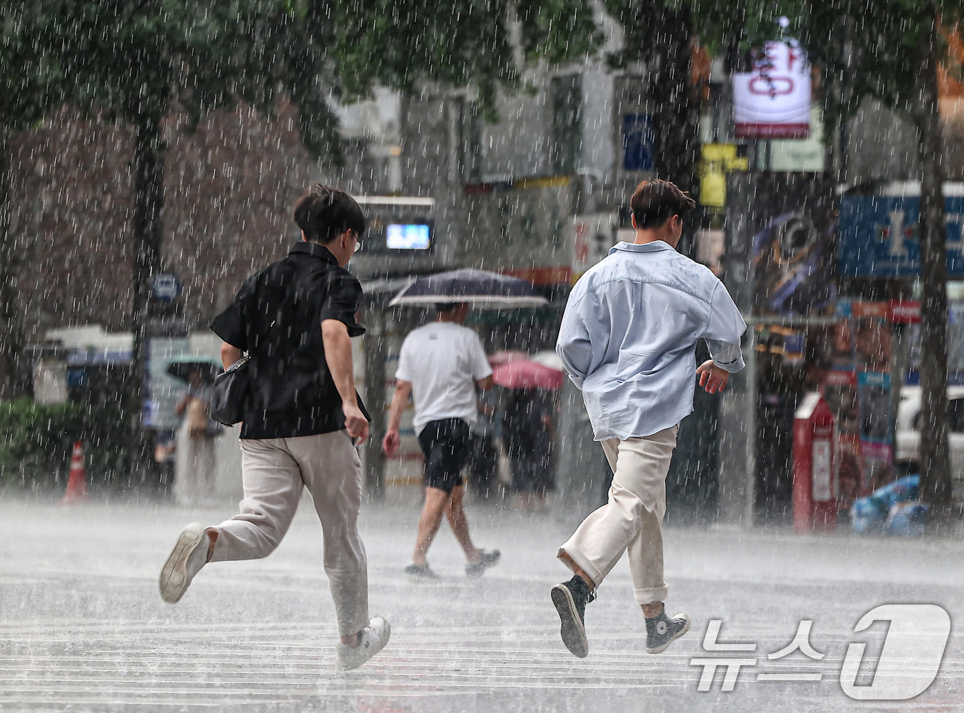 (서울=뉴스1) 김도우 기자 = 소나기가 내리는 8일 오후 서울 종로구 종각역 인근에서 시민들이 발걸음을 재촉하고 있다. 2025.7.8/뉴스1