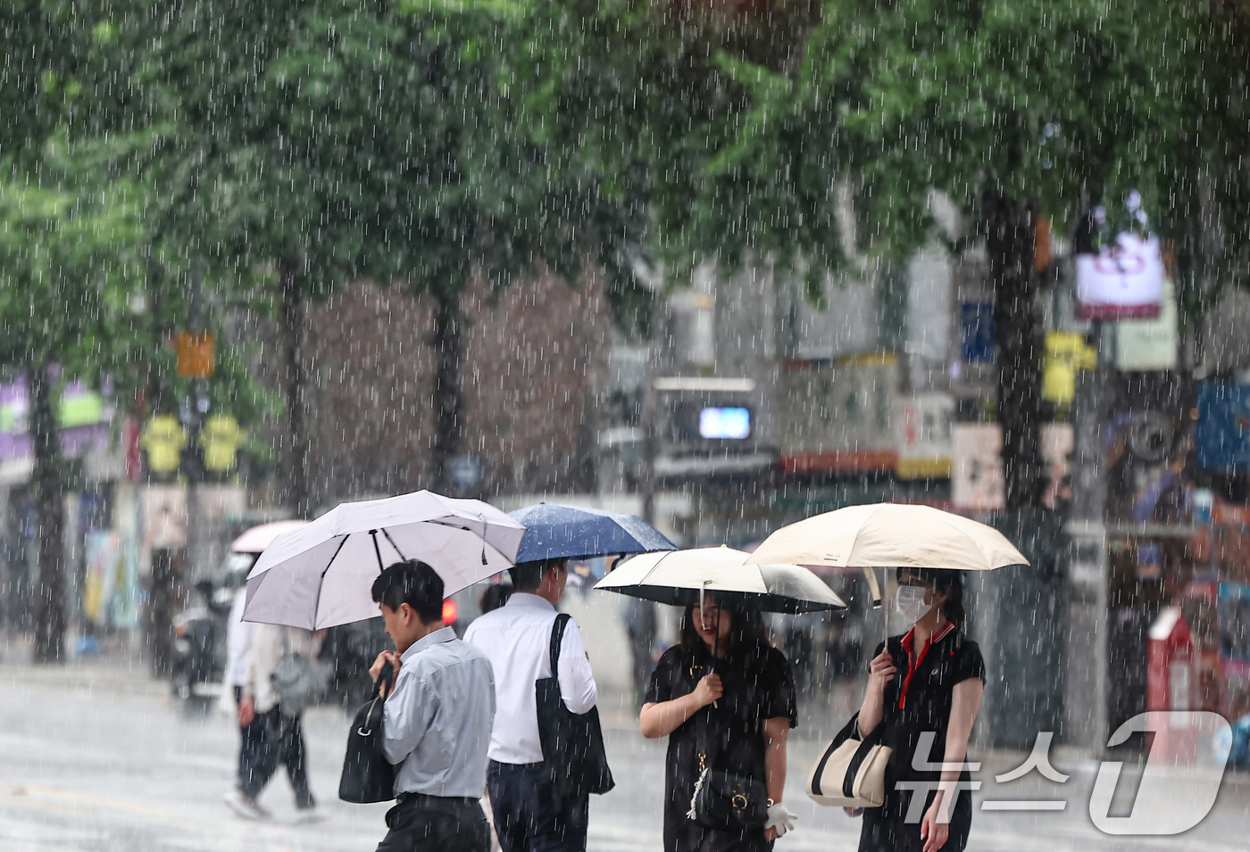 (서울=뉴스1) 김도우 기자 = 소나기가 내리는 8일 오후 서울 종로구 종각역 인근에서 시민들이 발걸음을 재촉하고 있다. 2025.7.8/뉴스1