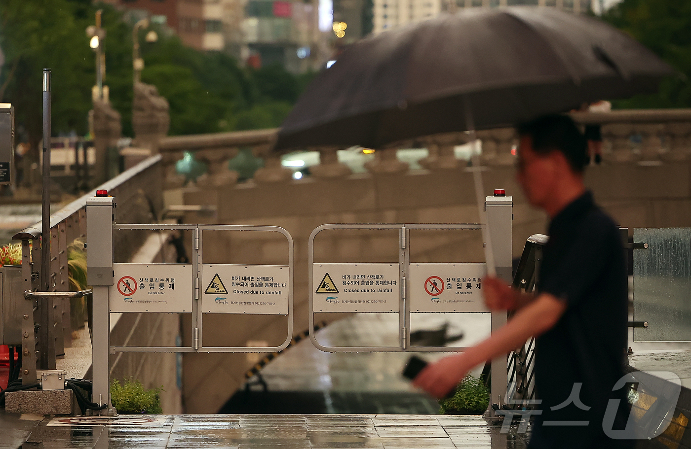 (서울=뉴스1) 김진환 기자 = 기습 폭우가 내린 8일 오후 서울 중구 청계천이 통제돼 있다. 2025.7.8/뉴스1