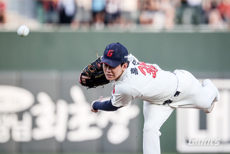 본문 이미지 - 롯데 자이언츠 투수 홍민기가 8일 부산 사직구장에서 열린 KBO리그 두산 베어스전에 선발 등판해 5이닝 7탈삼진 1실점 호투를 펼쳤다. &#40;롯데 자이언츠 제공&#41;