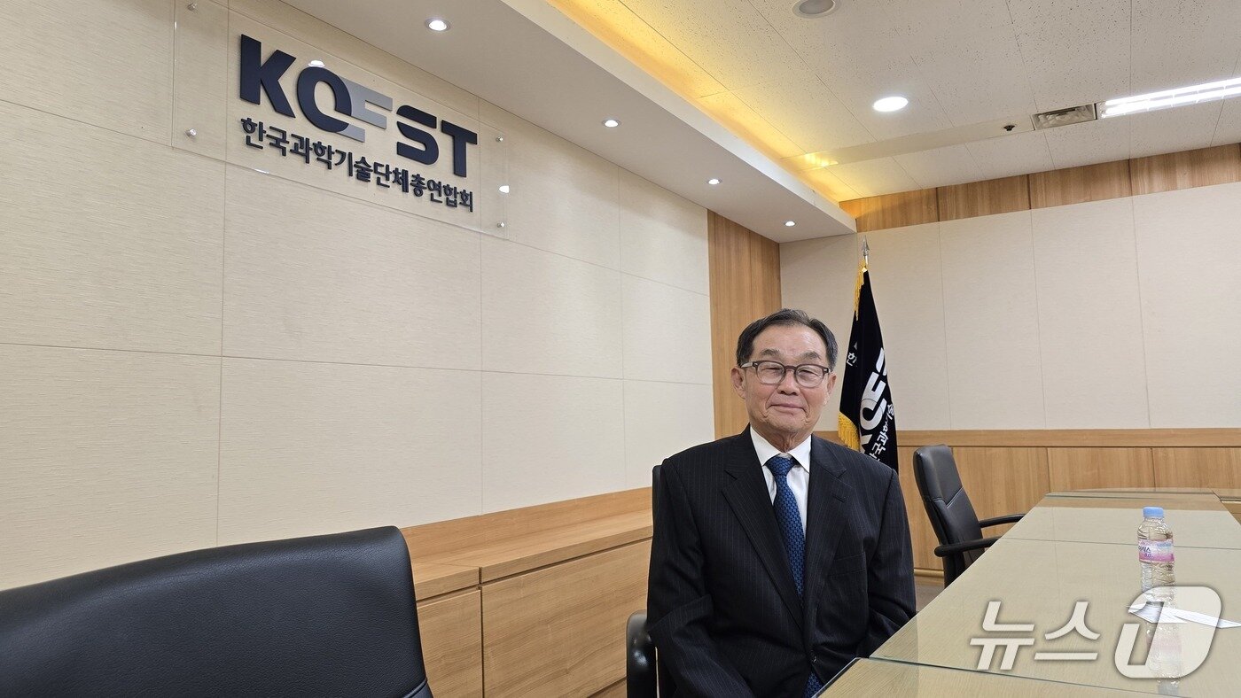 본문 이미지 - 8일 서울 강남 과학기술회관에서 인터뷰를 가진 한민구 한국과학기술한림원 이사장. 한 이사장은 한국과학기술단체총연합회가 이날부터 11일까지 주관하는 '2025 세계 한인 과학기술인대회'에 참석했다./뉴스1 ⓒ News1 윤주영 기자