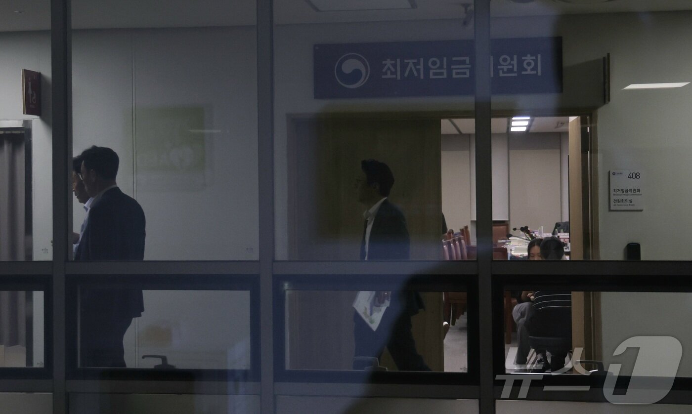 본문 이미지 - 8일 세종시 정부세종청사 고용노동부에서 열린 최저임금위원회 제10차 전원회의에서 8차 수정안으로 각각 시간당 1만900원과 1만180원을 제시후 정회하며 노사가 ·막판 협상을 이어가며 사용자위원들이 회의장을 나서고 있다. 2025.7.8/뉴스1 ⓒ News1 김기남 기자