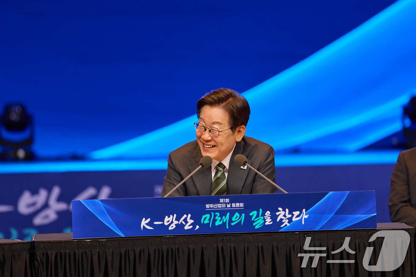 (서울=뉴스1) 허경 기자 = 이재명 대통령이 8일 서울 용산구 그랜드 하얏트 호텔에서 열린 제1회 방위산업의 날 토론회에 참석해 미소짓고 있다. (대통령실 제공. 재판매 및 DB …