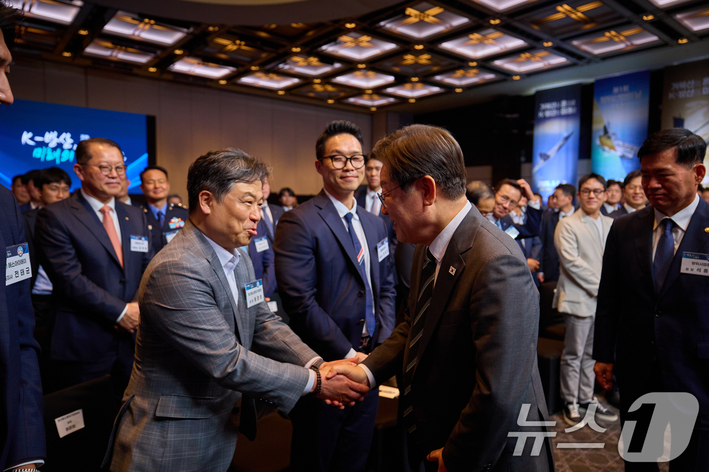(서울=뉴스1) 허경 기자 = 이재명 대통령이 8일 서울 용산구 그랜드 하얏트 호텔에서 열린 제1회 방위산업의 날 토론회에서 참석자들과 인사하고 있다. (대통령실 제공. 재판매 및 …
