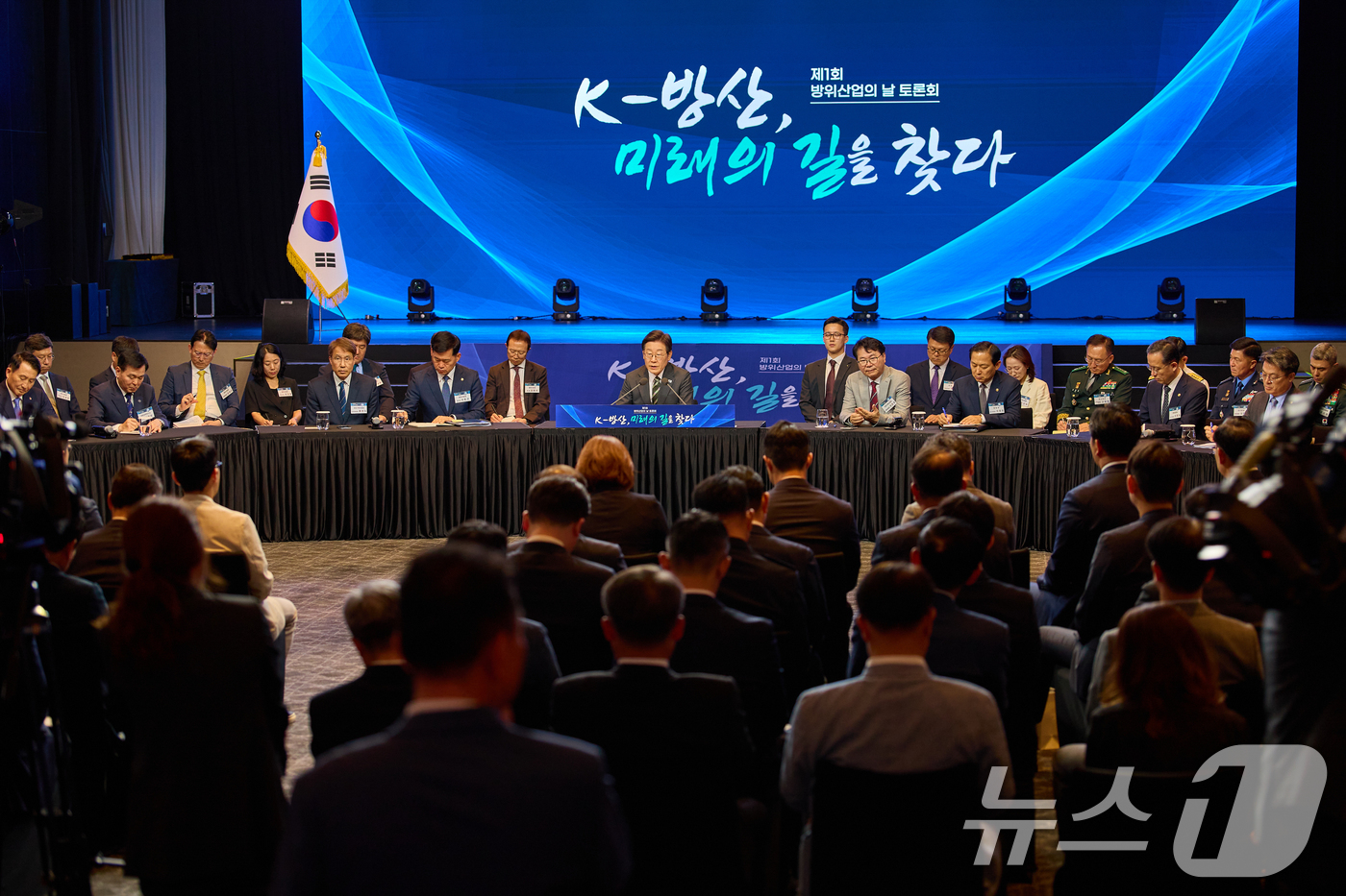 (서울=뉴스1) 허경 기자 = 이재명 대통령이 8일 서울 용산구 그랜드 하얏트 호텔에서 열린 제1회 방위산업의 날 토론회에서 발언하고 있다. (대통령실 제공. 재판매 및 DB 금지 …