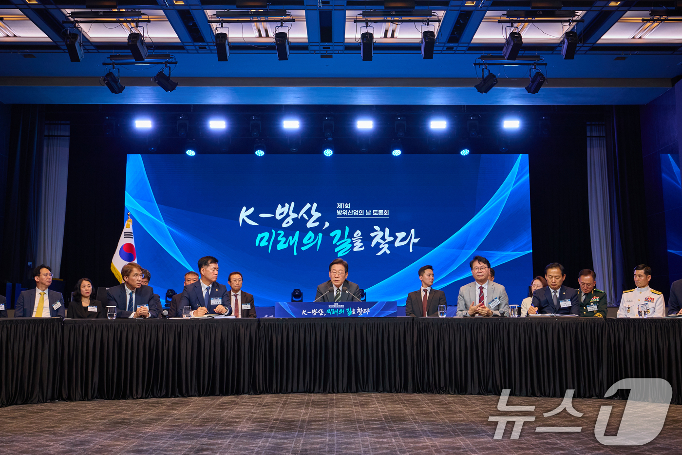 (서울=뉴스1) 허경 기자 = 이재명 대통령이 8일 서울 용산구 그랜드 하얏트 호텔에서 열린 제1회 방위산업의 날 토론회에서 발언하고 있다. (대통령실 제공. 재판매 및 DB 금지 …