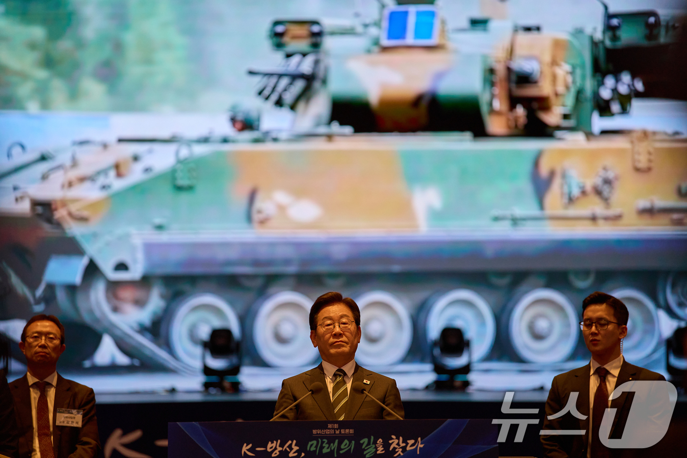 (서울=뉴스1) 허경 기자 = 이재명 대통령이 8일 서울 용산구 그랜드 하얏트 호텔에서 열린 제1회 방위산업의 날 토론회에 참석해 있다. (대통령실 제공. 재판매 및 DB 금지) …