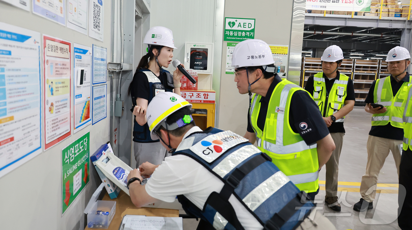 (세종=뉴스1) 김기남 기자 = 권창준 고용노동부 차관이 8일 CJ대한통운 용인센터를 방문하여 노동자들이 일하는 작업환경을 직접 점검했다.이 자리에서 권차관은 ‘폭염에 따른 피해가 …