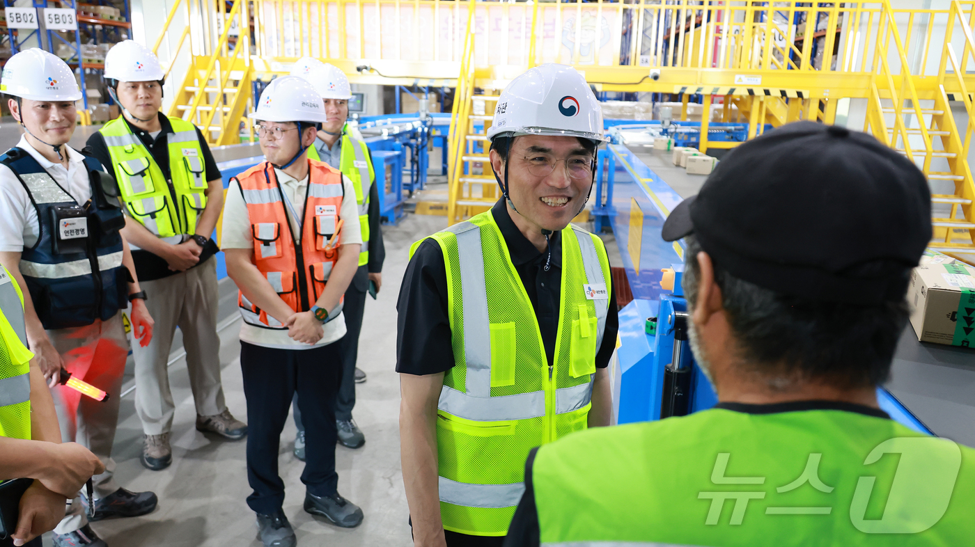 (세종=뉴스1) 김기남 기자 = 권창준 고용노동부 차관이 8일 CJ대한통운 용인센터를 방문하여 노동자들이 일하는 작업환경을 직접 점검했다.이 자리에서 권차관은 ‘폭염에 따른 피해가 …