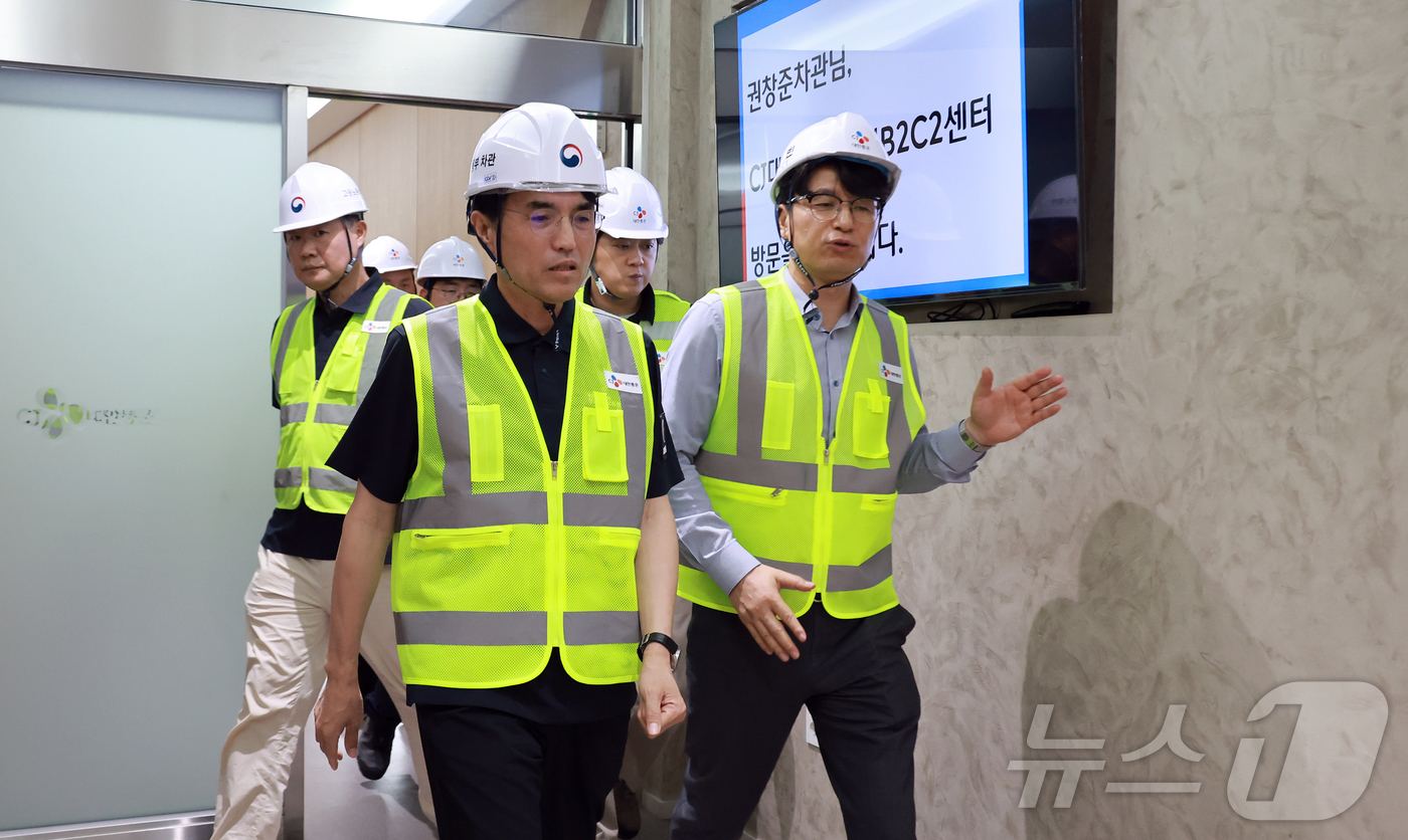 (세종=뉴스1) 김기남 기자 = 권창준 고용노동부 차관이 8일 CJ대한통운 용인센터를 방문하여 노동자들이 일하는 작업환경을 직접 점검했다.이 자리에서 권차관은 ‘폭염에 따른 피해가 …