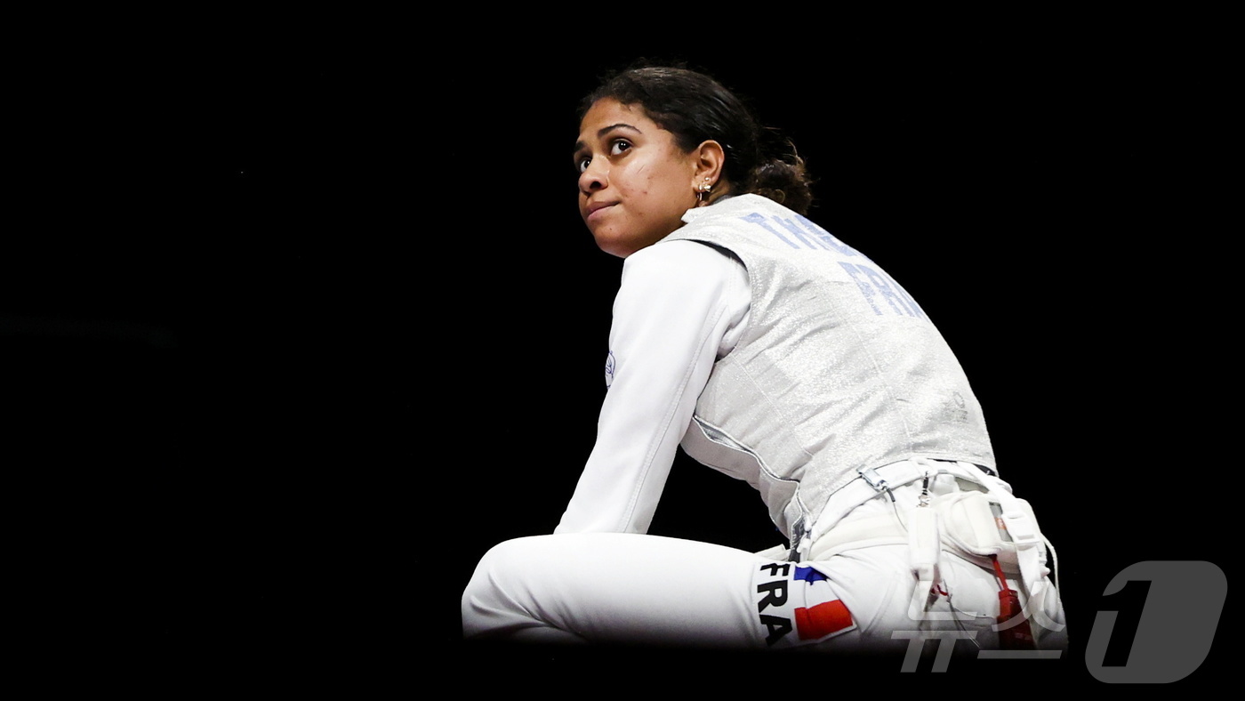 (지바 로이터=뉴스1) 강민경 기자 = 프랑스 펜싱 선수 이사오라 티뷔가 2021년 7월 도쿄올림픽 여자 펜싱 플뢰레 단체전 준결승전에 참가하고 있다. 2021.7.29ⓒ 로이터= …