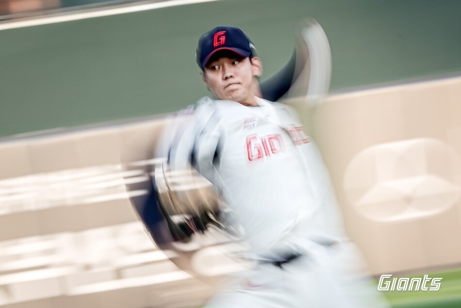 본문 이미지 - 롯데 자이언츠 투수 홍민기는 8일 부산 사직구장에서 열린 KBO리그 두산 베어스전에 선발 등판해 5이닝 7탈삼진 1실점 호투를 펼쳤지만 데뷔 첫 승을 놓쳤다. &#40;롯데 자이언츠 제공&#41;