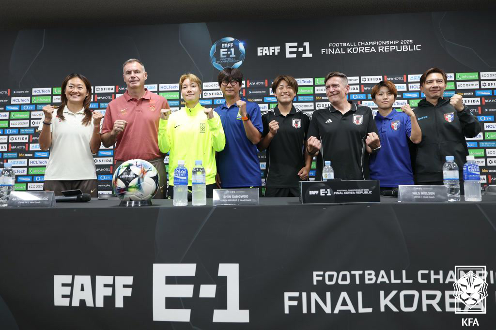 (서울=뉴스1) 김진환 기자 = 8일 경기 용인시 용인미르스타디움에서 열린 2025년 동아시아축구연맹(EAFF) E-1 챔피언십(동아시안컵) 여자부 공식 기자회견에서 참가팀 감독과 …