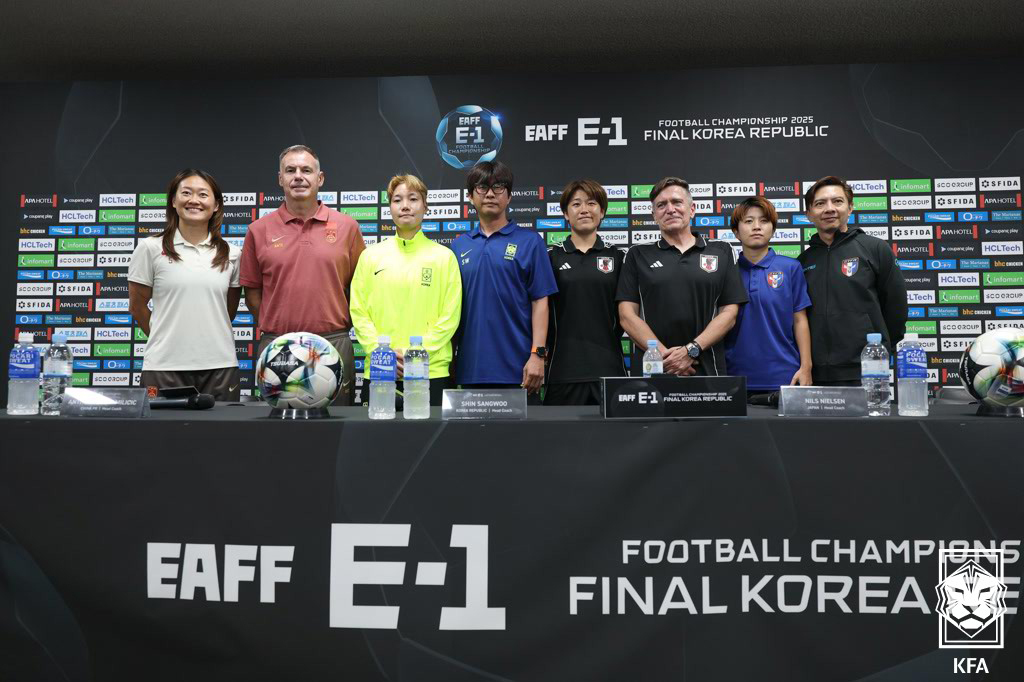(서울=뉴스1) 김진환 기자 = 8일 경기 용인시 용인미르스타디움에서 열린 2025년 동아시아축구연맹(EAFF) E-1 챔피언십(동아시안컵) 여자부 공식 기자회견에서 참가팀 감독과 …
