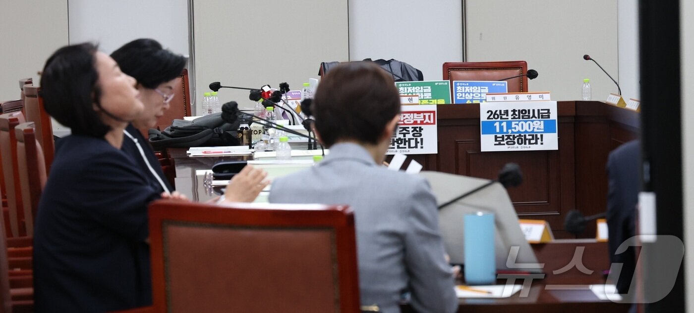 본문 이미지 - 9일 세종시 정부세종청사 고용노동부에서 열린 최저임금위원회 제10차 전원회의가 산회되며 사용자위원들이 11차 전원회의를 기다리고 있다. 2025.7.9/뉴스1 ⓒ News1 김기남 기자