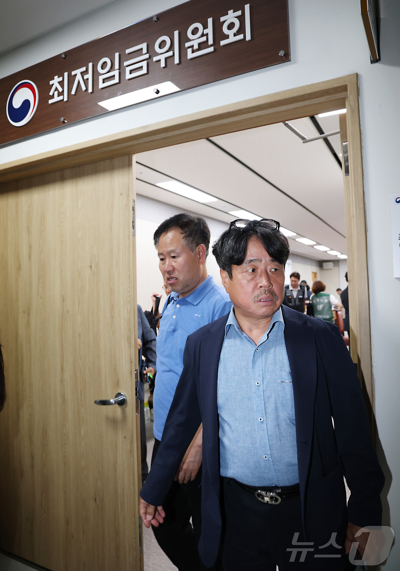 (세종=뉴스1) 김기남 기자 = 9일 새벽 세종시 정부세종청사 고용노동부에서 전날에 이어 차수를 변경하며 열린 최저임금위원회 11차 전원회의가 산회되며  2026년 최저임금 협상이 …