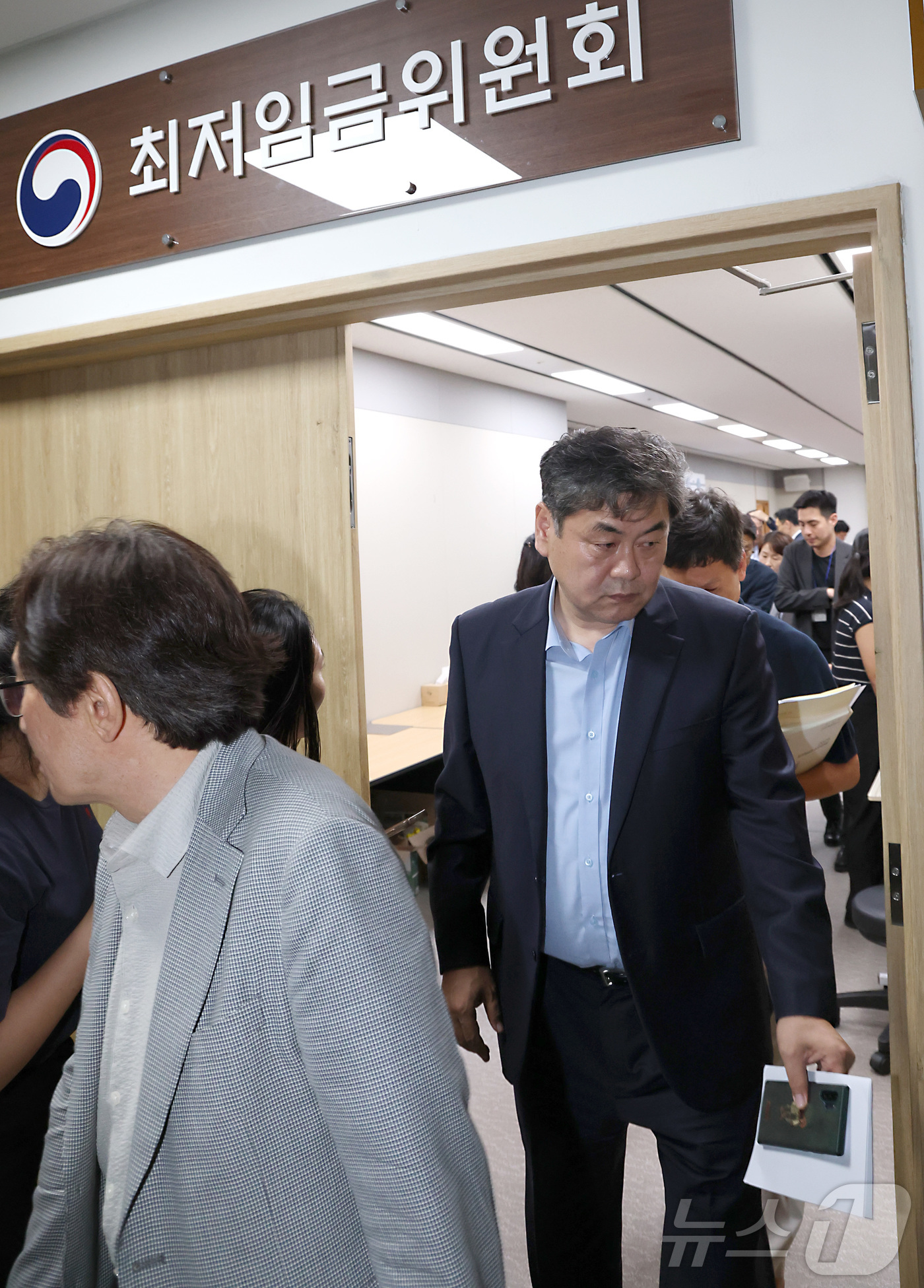 (세종=뉴스1) 김기남 기자 = 9일 새벽 세종시 정부세종청사 고용노동부에서 전날에 이어 차수를 변경하며 열린 최저임금위원회 11차 전원회의가 산회되며  2026년 최저임금 협상이 …