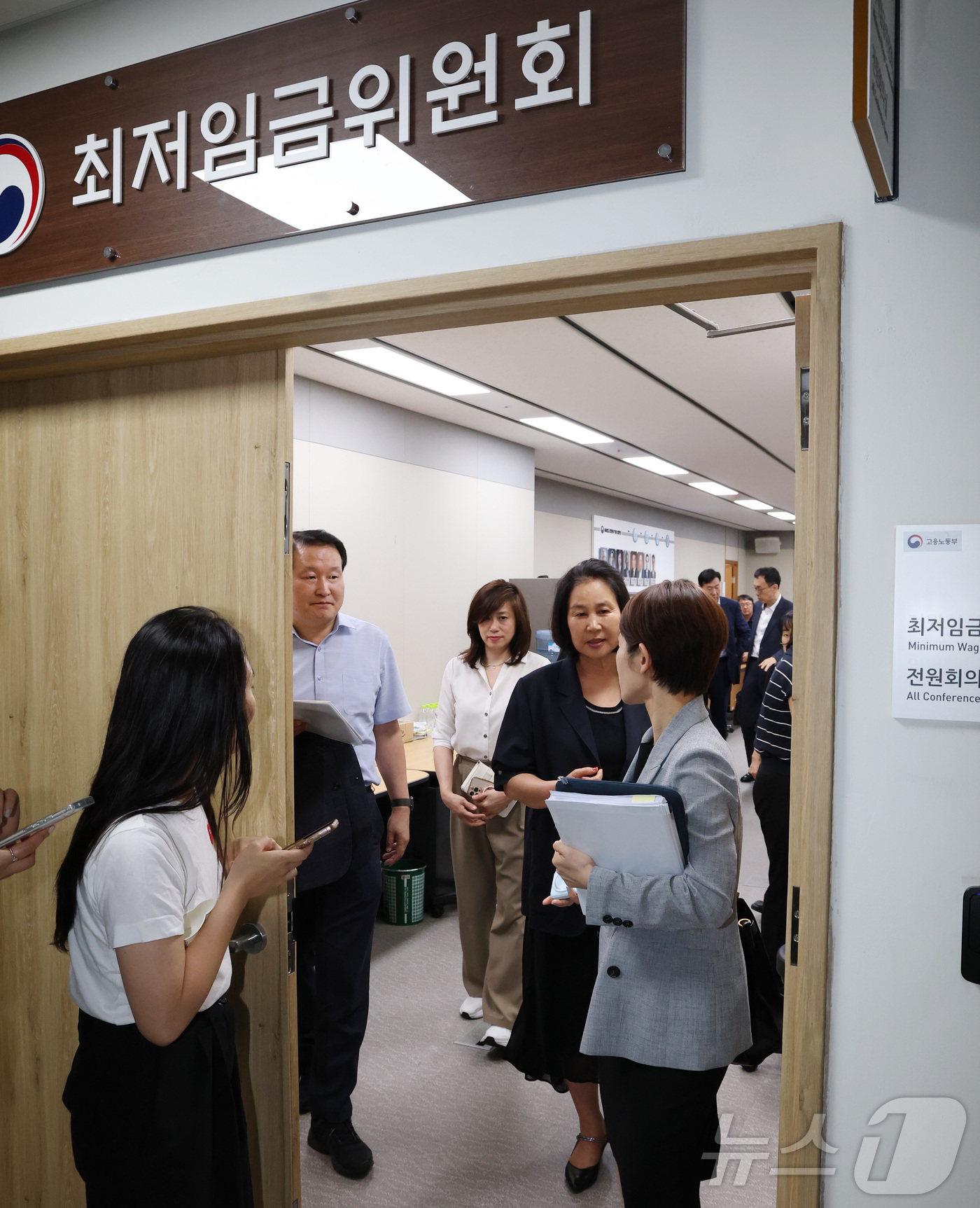 (세종=뉴스1) 김기남 기자 = 9일 새벽 세종시 정부세종청사 고용노동부에서 전날에 이어 차수를 변경하며 열린 최저임금위원회 11차 전원회의가 산회되며  2026년 최저임금 협상이 …