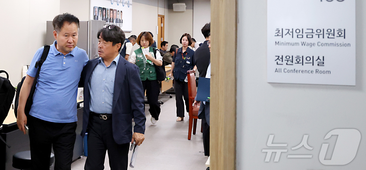 (세종=뉴스1) 김기남 기자 = 9일 새벽 세종시 정부세종청사 고용노동부에서 전날에 이어 차수를 변경하며 열린 최저임금위원회 11차 전원회의가 산회되며  2026년 최저임금 협상이 …