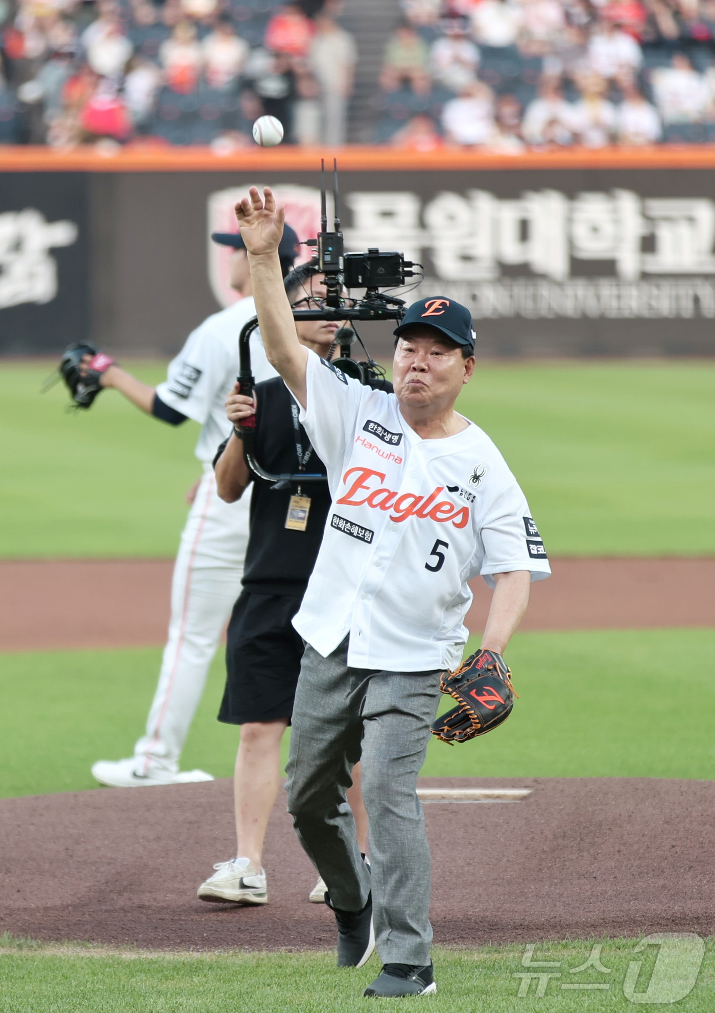 (대전=뉴스1) 이동원 기자 = 2025 신한 SOL Bank KBO리그 한화 이글스 대 KIA 타이거즈 경기가 8일 대전한화생명 볼파크에서 열렸다.오성환 당진시장이 한화 승리기원 …