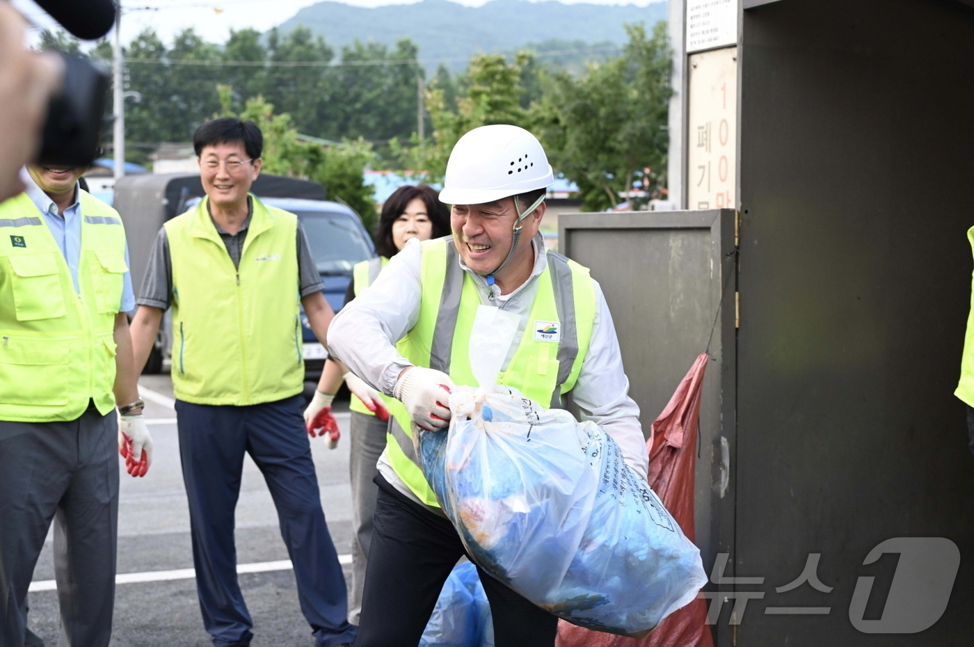 (예산=뉴스1) 이동원 기자 = 최재구 예산군수가 지난 7일 새벽 예산시장 일원에서 거리 청소와 쓰레기 상차 작업에 직접 참여해 환경미화 업무 종사자들의 노고를 격려하고 근로자들과 …