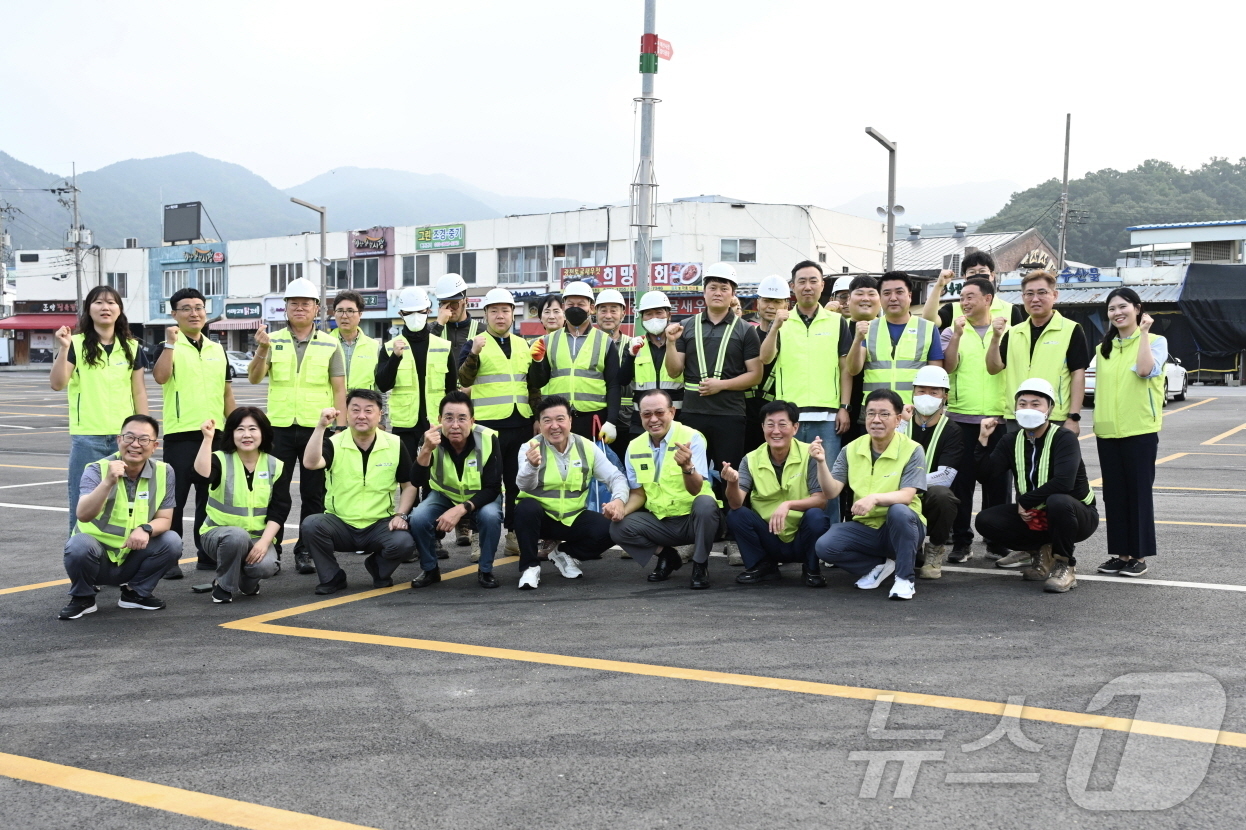 (예산=뉴스1) 이동원 기자 = 최재구 예산군수가 지난 7일 새벽 예산시장 일원에서 거리 청소와 쓰레기 상차 작업에 직접 참여해 환경미화 업무 종사자들의 노고를 격려하고 근로자들과 …