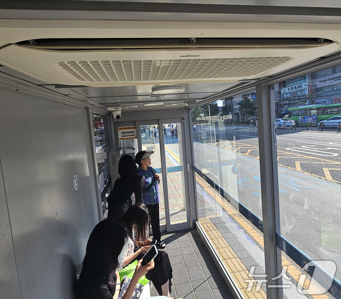 (포항=뉴스1) 최창호 기자 = 9일 오전 경북 포항시 남구 시외버스터미널 버스정류장에 설치된 '미세먼지안심스마트 승강장'에서 출근길 시민들이 버스를 기다리고 이있다.이곳에는 냉난 …