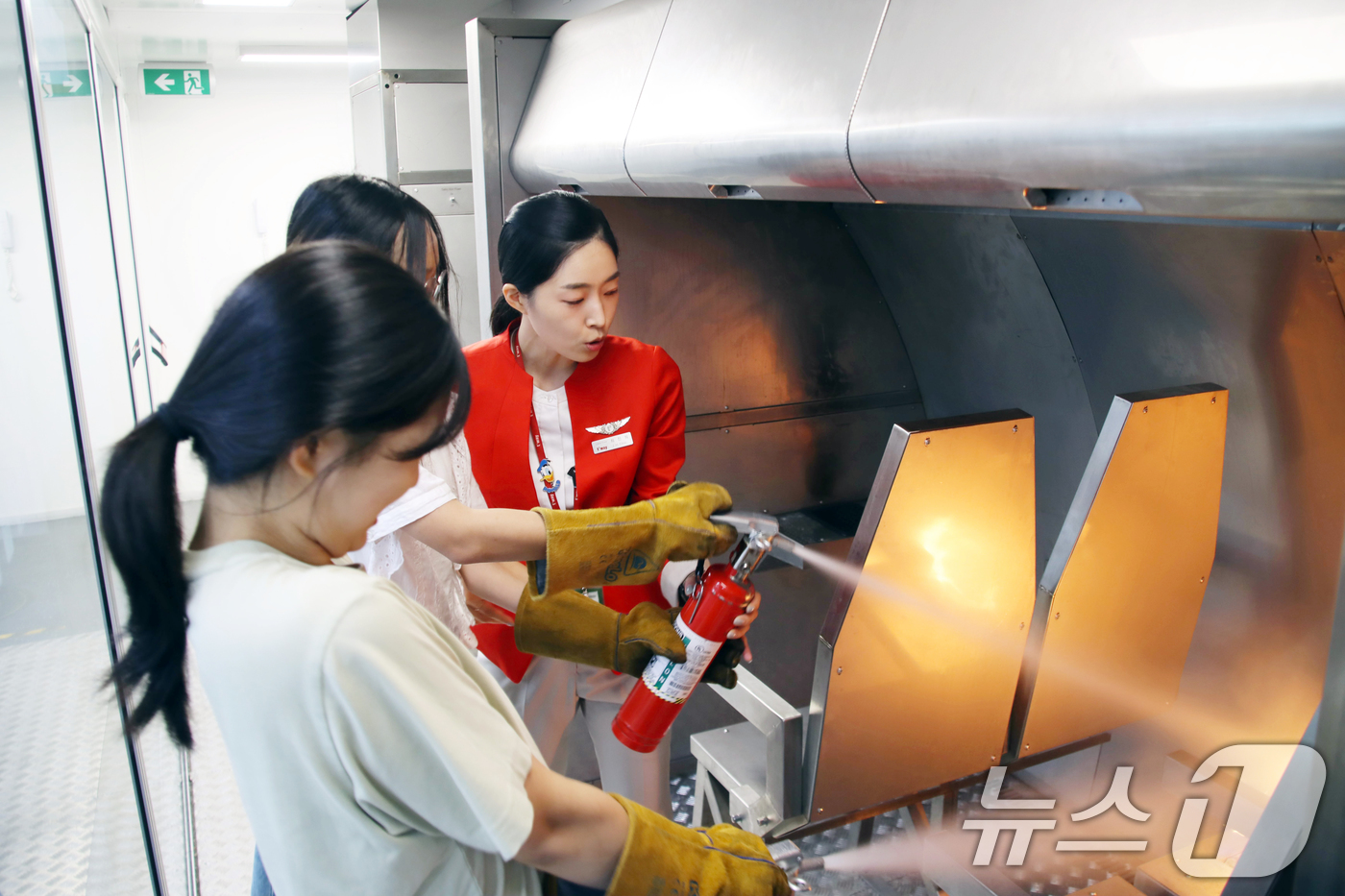 (서울=뉴스1) = 티웨이항공은 지난 8일 서울 김포공항에 위치한 티웨이항공 훈련센터에서 속초양양지역 중학생을 대상으로 항공 진로 체험과 안전의식 제고를 위한 '크루 클래스'를 진 …