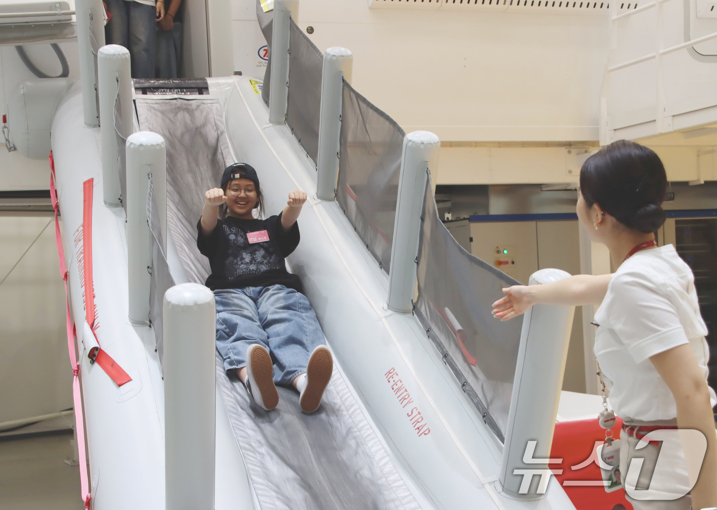 (서울=뉴스1) = 티웨이항공은 지난 8일 서울 김포공항에 위치한 티웨이항공 훈련센터에서 속초양양지역 중학생을 대상으로 항공 진로 체험과 안전의식 제고를 위한 '크루 클래스'를 진 …