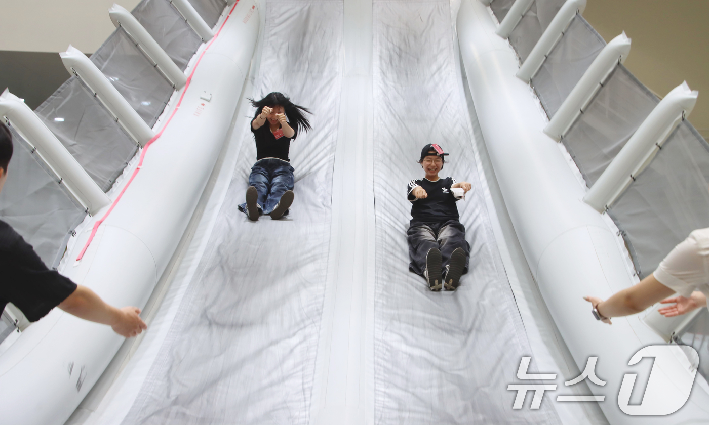 (서울=뉴스1) = 티웨이항공은 지난 8일 서울 김포공항에 위치한 티웨이항공 훈련센터에서 속초양양지역 중학생을 대상으로 항공 진로 체험과 안전의식 제고를 위한 '크루 클래스'를 진 …