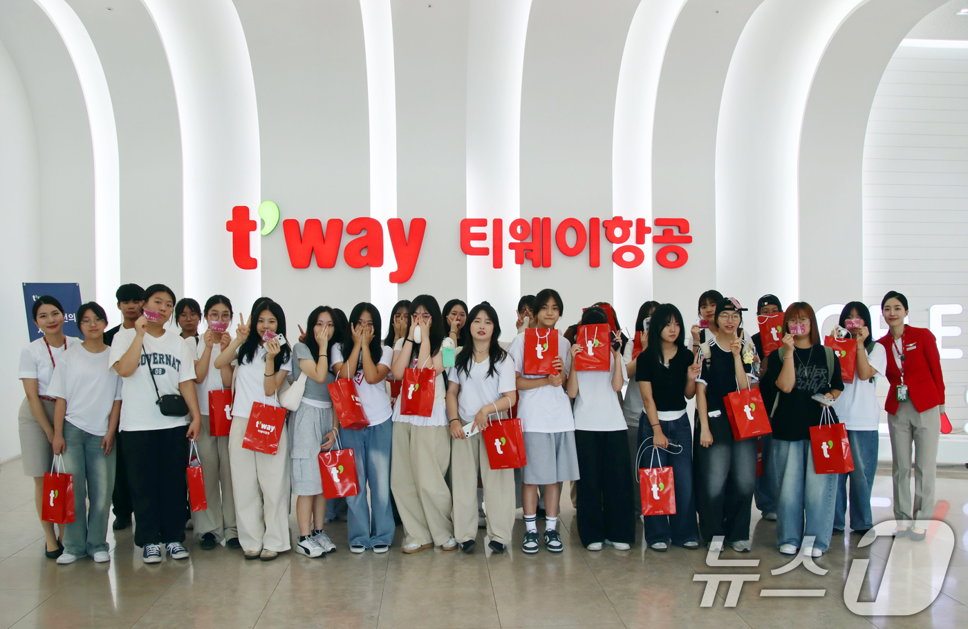 (서울=뉴스1) = 티웨이항공은 지난 8일 서울 김포공항에 위치한 티웨이항공 훈련센터에서 속초양양지역 중학생을 대상으로 항공 진로 체험과 안전의식 제고를 위한 '크루 클래스'를 진 …