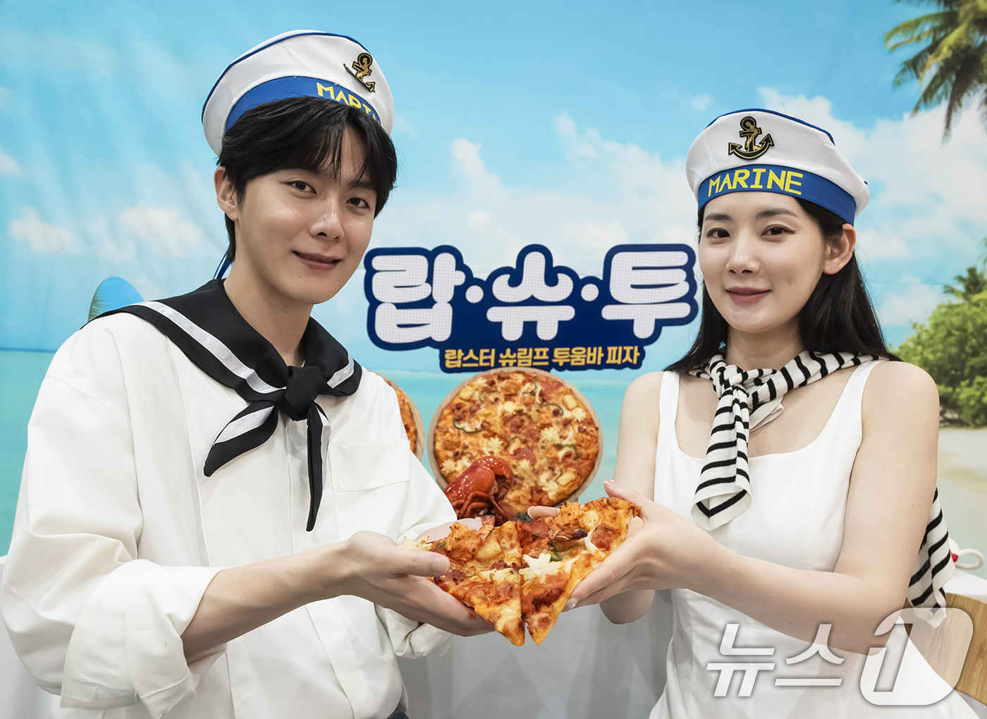 (서울=뉴스1) = 도미노피자는 여름 신제품 랍스터 슈림프 투움바 피자를 오는 11일 출시와 동시에 '흥미진진 도미노' 캠페인을 진행한다고 9일 밝혔다.모델들이 '랍스터 슈림프 투 …