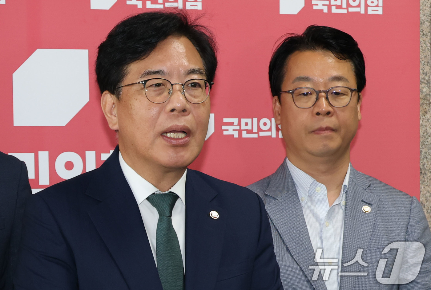 (서울=뉴스1) 이광호 기자 = 송언석 국민의힘 비상대책위원장 겸 원내대표가 9일 오전 서울 여의도 국회에서 비공개 비상대책위원회의 후 혁신위원장에 윤희숙 국민의힘 여의도연구원장을 …