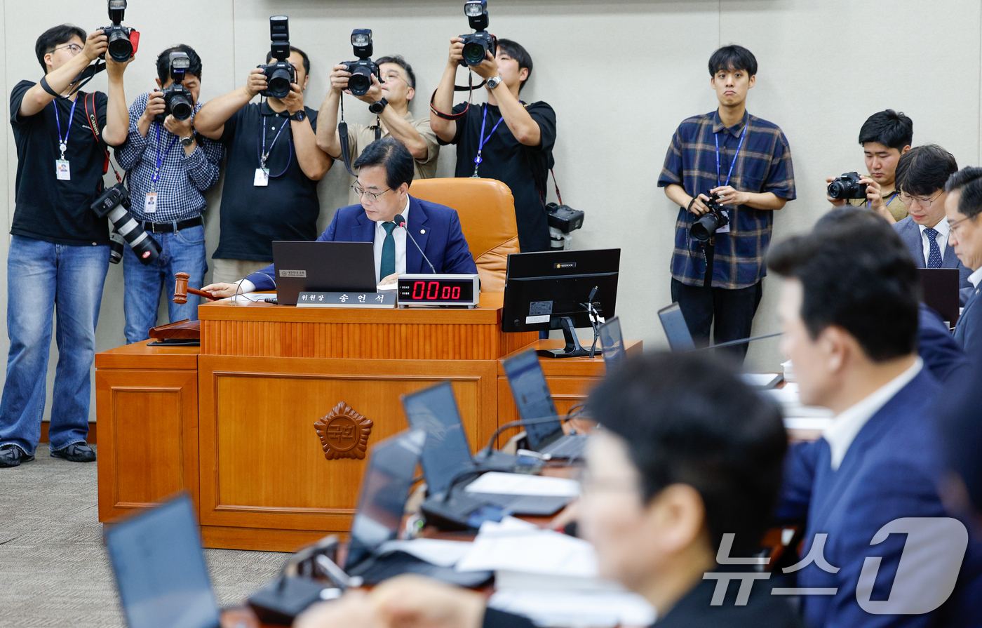 (서울=뉴스1) 안은나 기자 = 송언석 국회 기획재정위원회 위원장이 9일 오전 서울 여의도 국회에서 열린 제427회국회(임시회) 제1차 전체회의에서 의사봉을 두드리고 있다. 기재위 …