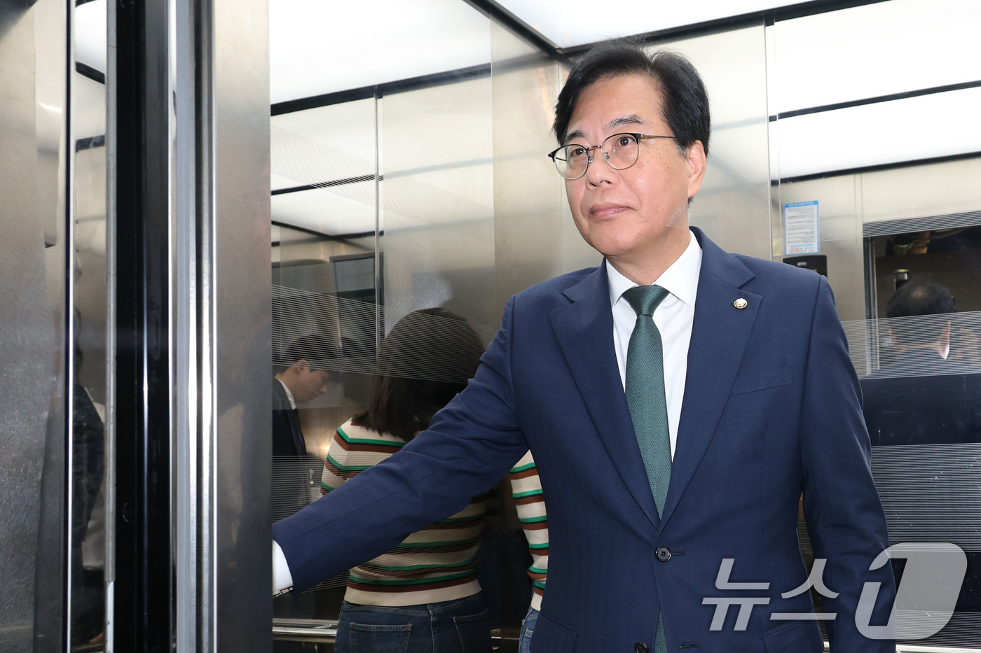 (서울=뉴스1) 이광호 기자 = 송언석 국민의힘 비상대책위원장 겸 원내대표가 9일 오전 서울 여의도 국회에서 혁신위원장 인선 발표를 마친 뒤 승강기에 올라 있다. 2025.7.9/ …