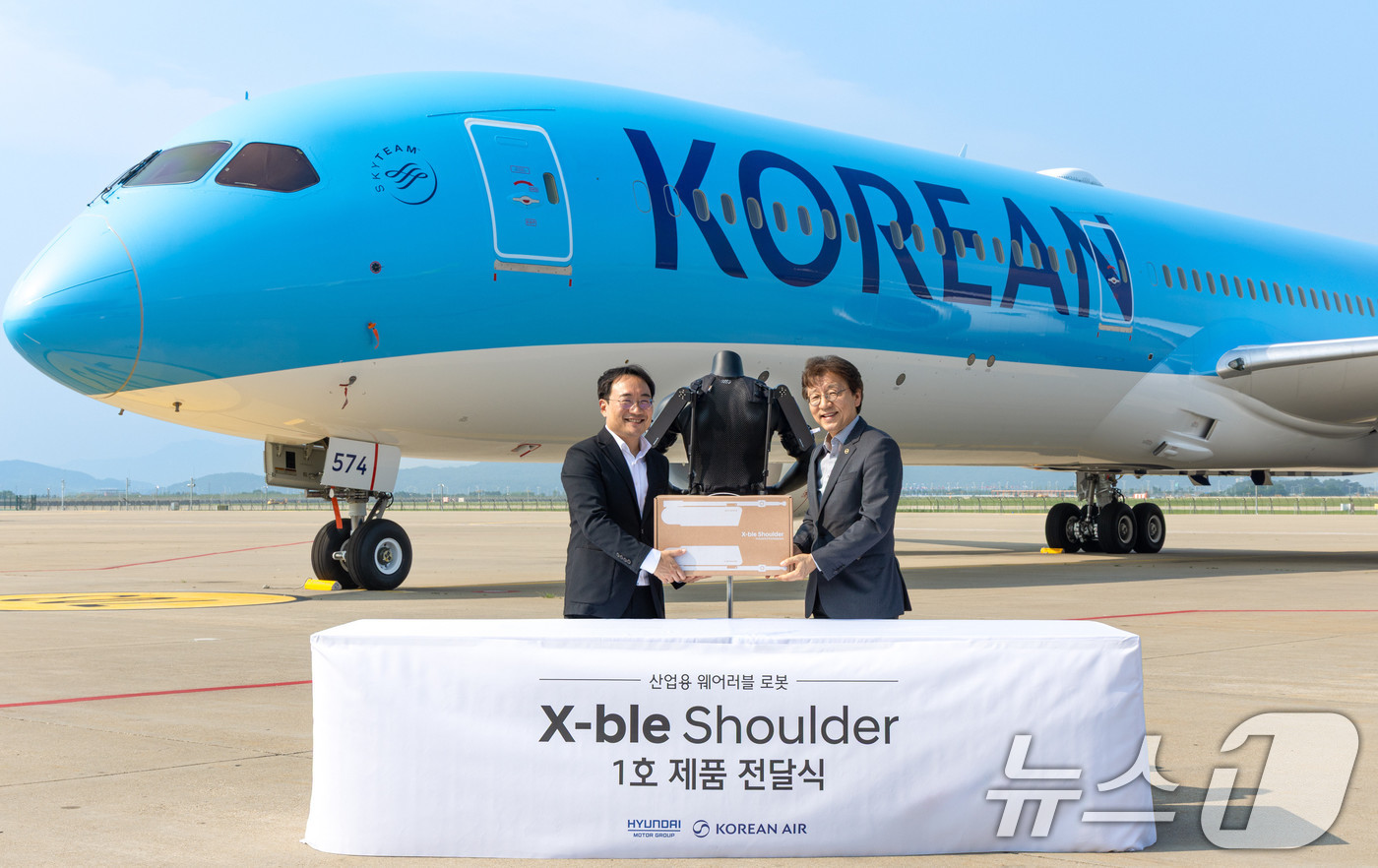 (서울=뉴스1) = 현대자동차·기아는 지난 8일 인천 중구 대한항공 정비고에서 산업용 착용로봇 '엑스블 숄더'의 1호 전달식을 진행했다고 9일 밝혔다.현대차·기아 로보틱스랩 현동진 …