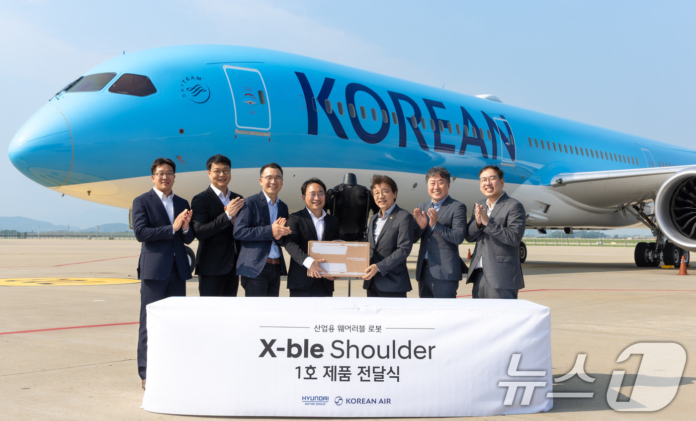 (서울=뉴스1) = 현대자동차·기아는 지난 8일 인천 중구 대한항공 정비고에서 산업용 착용로봇 '엑스블 숄더'의 1호 전달식을 진행했다고 9일 밝혔다.현대차·기아 로보틱스랩 현동진 …