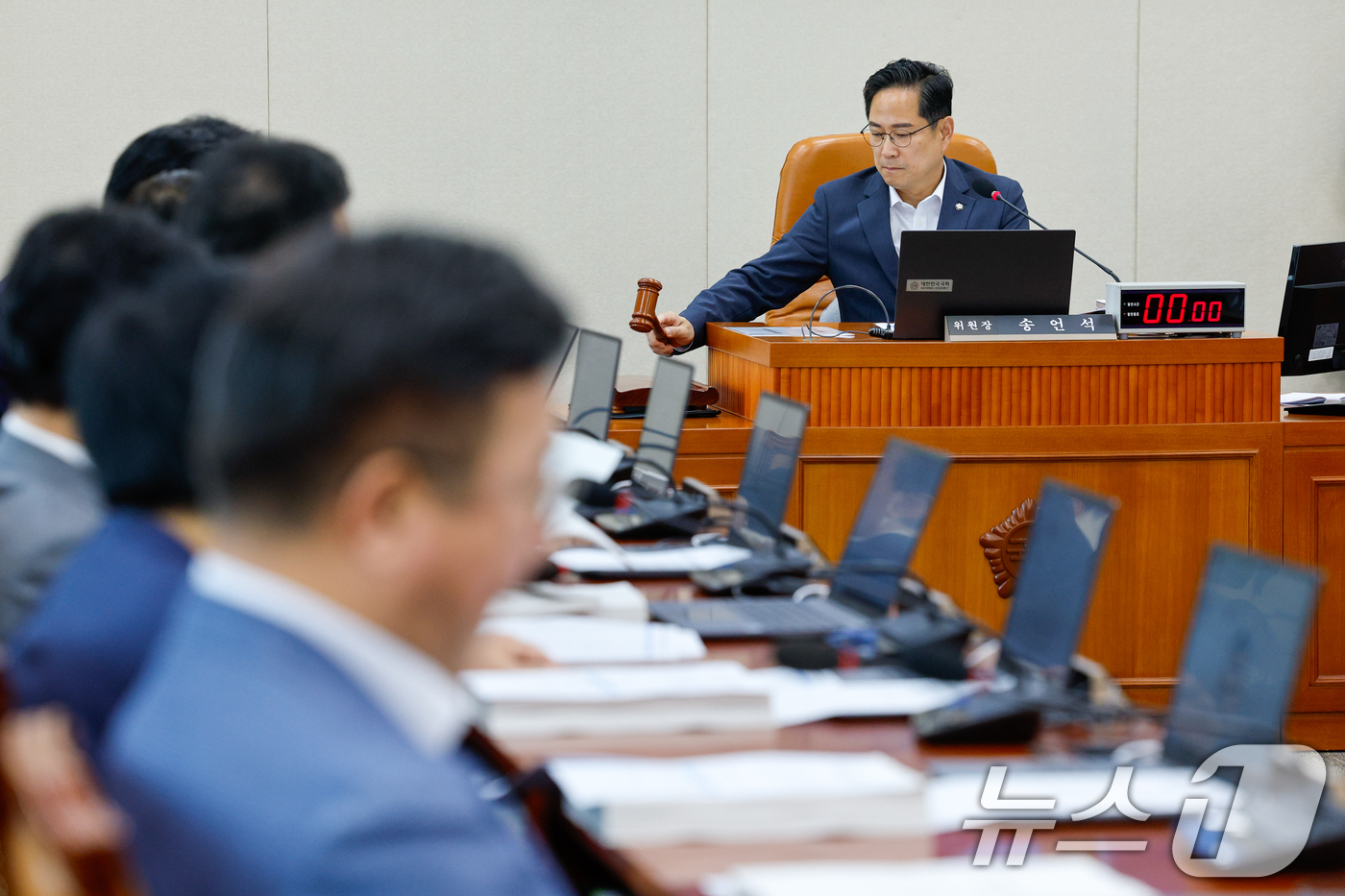 (서울=뉴스1) 안은나 기자 = 국회 기획재정위원회 박수영 국민의힘 간사가 9일 오전 서울 여의도 국회에서 열린 제427회국회(임시회) 제1차 전체회의에서 의사봉을 두드리고 있다. …