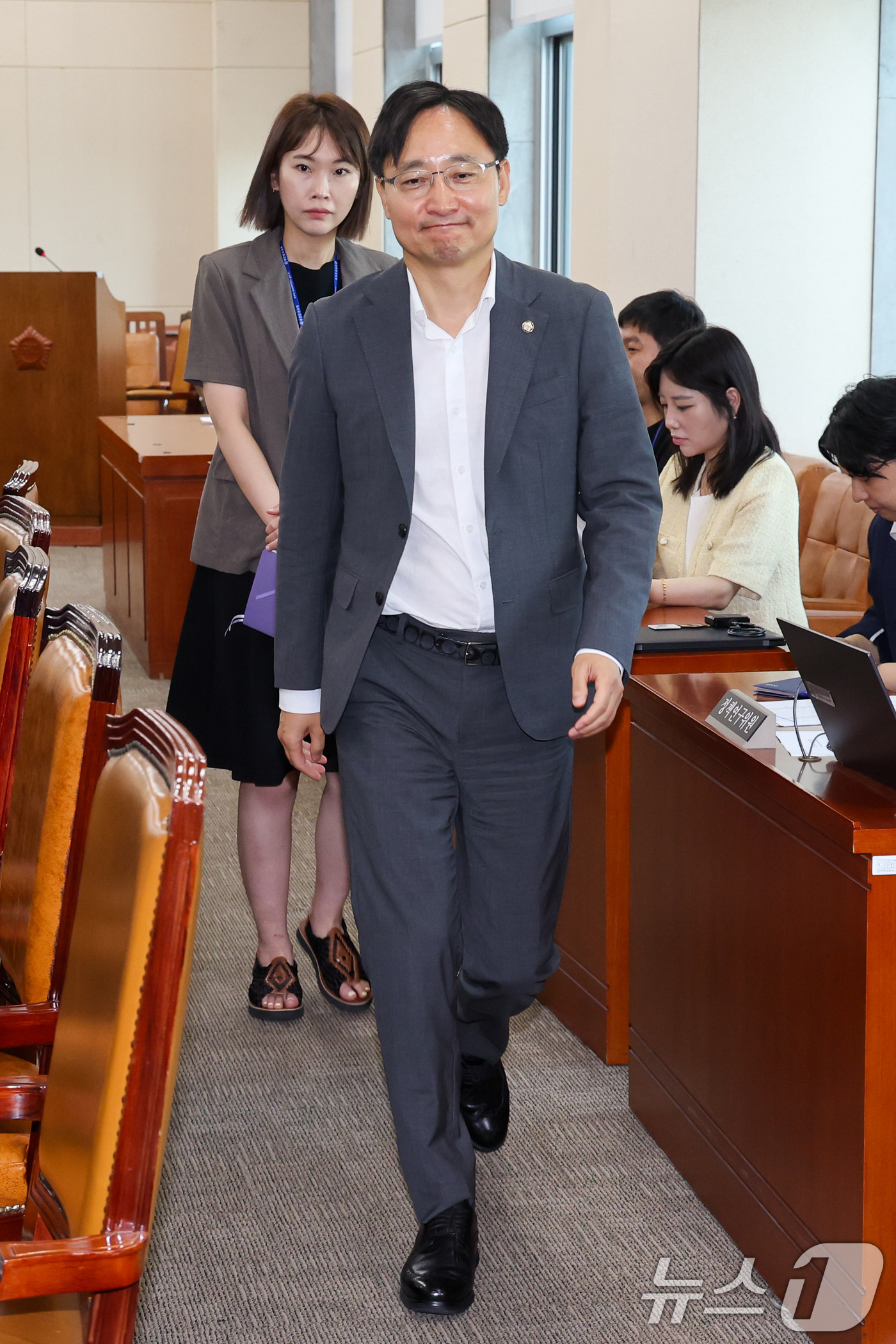 (서울=뉴스1) 안은나 기자 = 임광현 국세청장 후보자가 9일 오전 서울 여의도 국회에서 열린 제427회국회(임시회) 기획재정위원회 제1차 전체회의에서 이석하고 있다. 기재위는 임 …