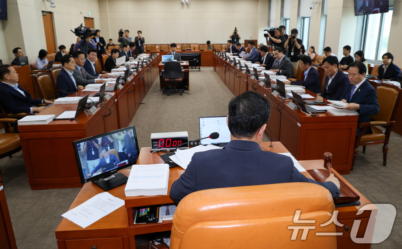 (서울=뉴스1) 안은나 기자 = 국회 기획재정위원회 박수영 국민의힘 간사가 9일 오전 서울 여의도 국회에서 열린 제427회국회(임시회) 제1차 전체회의에서 의사봉을 두드리고 있다. …