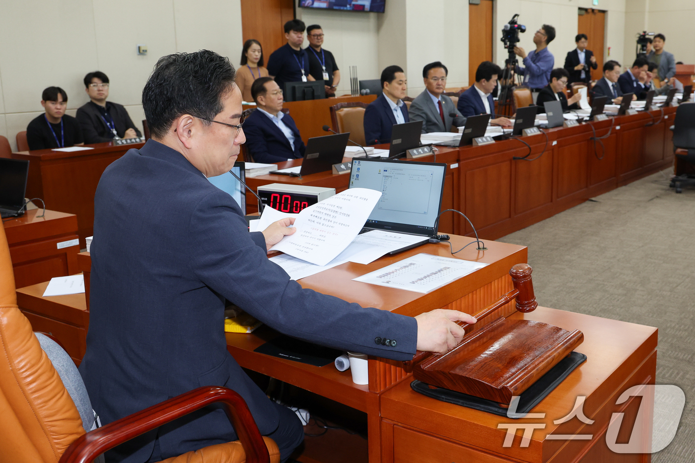 (서울=뉴스1) 안은나 기자 = 국회 기획재정위원회 박수영 국민의힘 간사가 9일 오전 서울 여의도 국회에서 열린 제427회국회(임시회) 제1차 전체회의에서 의사봉을 두드리고 있다. …