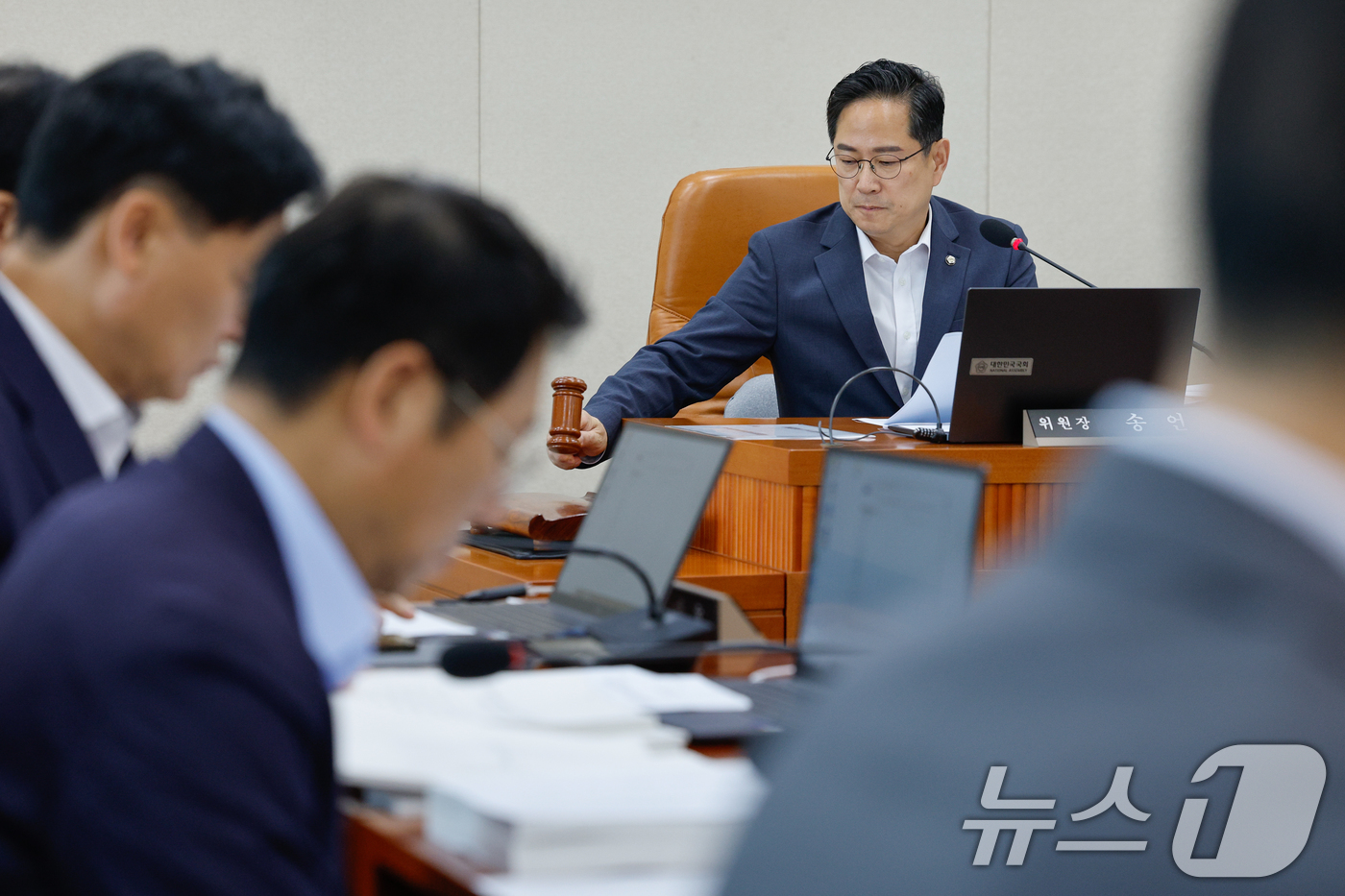 (서울=뉴스1) 안은나 기자 = 국회 기획재정위원회 박수영 국민의힘 간사가 9일 오전 서울 여의도 국회에서 열린 제427회국회(임시회) 제1차 전체회의에서 의사봉을 두드리고 있다. …