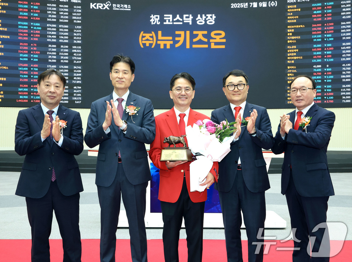 (서울=뉴스1) = 9일 서울 영등포구 한국거래소에서 개최된 뉴키즈온의 코스닥시장 상장기념식에서 유도석 한국IR협의회 상무(왼쪽부터), 민경욱 한국거래소 코스닥시장본부장, 주춘섭 …