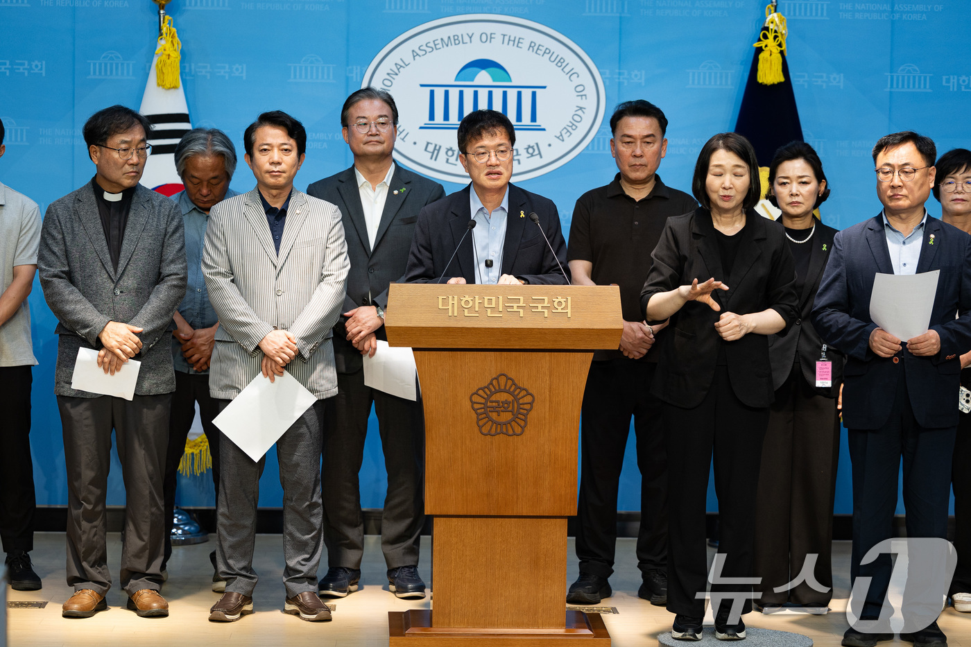 (서울=뉴스1) 유승관 기자 = 박주민 국회 생명안전포럼 공동대표가 9일 서울 여의도 국회 소통관에서 기자회견을 열고 오는 15일 오송참사 2주기를 앞두고 오송참사 국정조사 실시를 …