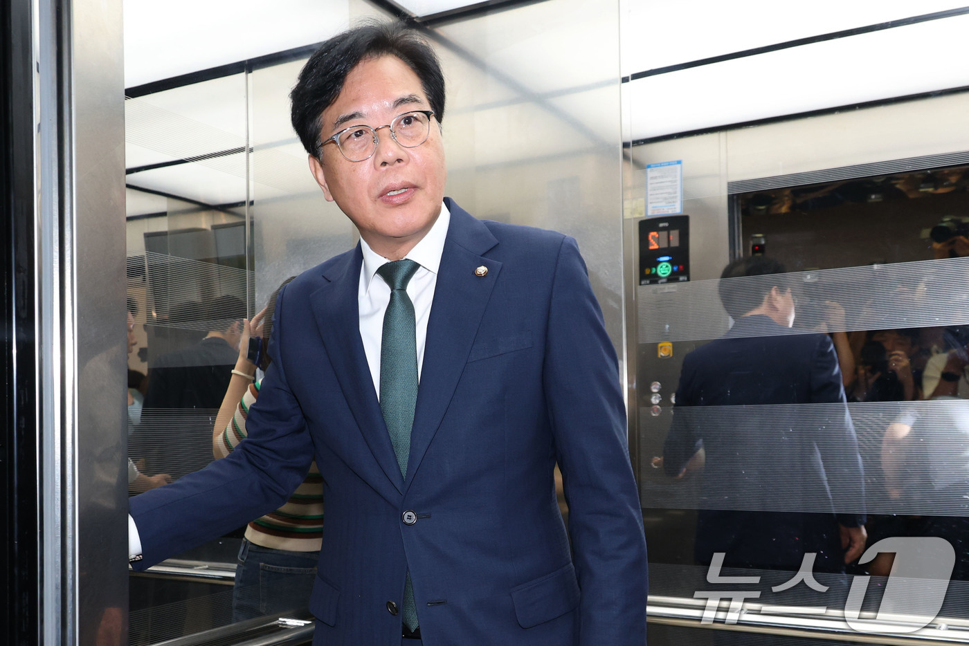 (서울=뉴스1) 이광호 기자 = 송언석 국민의힘 비상대책위원장 겸 원내대표가 9일 오전 서울 여의도 국회에서 혁신위원장 인선 발표를 마친 뒤 승강기에 올라 있다. 2025.7.9/ …