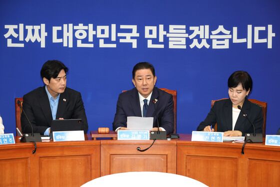 민주 "윤석열 단 1분의 자유도 허용 안돼, 감옥으로 돌려보내야"(종합)
