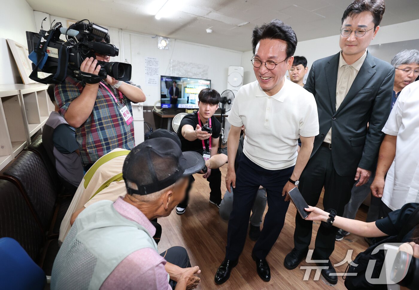본문 이미지 - 김민석 국무총리가 9일 오전 대전 동구 쪽방상담소를 방문해 여름철 취약계층 현장을 마치고 시설이용자와 대화하고 있다. 2025.7.9/뉴스1 ⓒ News1 김기태 기자