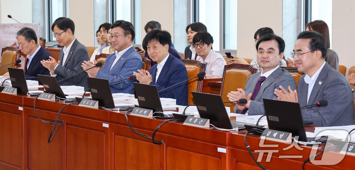 (서울=뉴스1) 안은나 기자 = 법무부 장관 후보자인 정성호 더불어민주당 의원(왼쪽부터), 임광현 국세청장 후보자, 윤호중 행정안전부 장관 후보자, 오기형 의원, 안규백 국방부 장 …