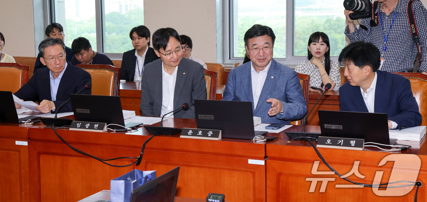 (서울=뉴스1) 안은나 기자 = 법무부 장관 후보자인 정성호 더불어민주당 의원(왼쪽부터), 임광현 국세청장 후보자, 윤호중 행정안전부 장관 후보자, 오기형 의원이 9일 오전 서울 …